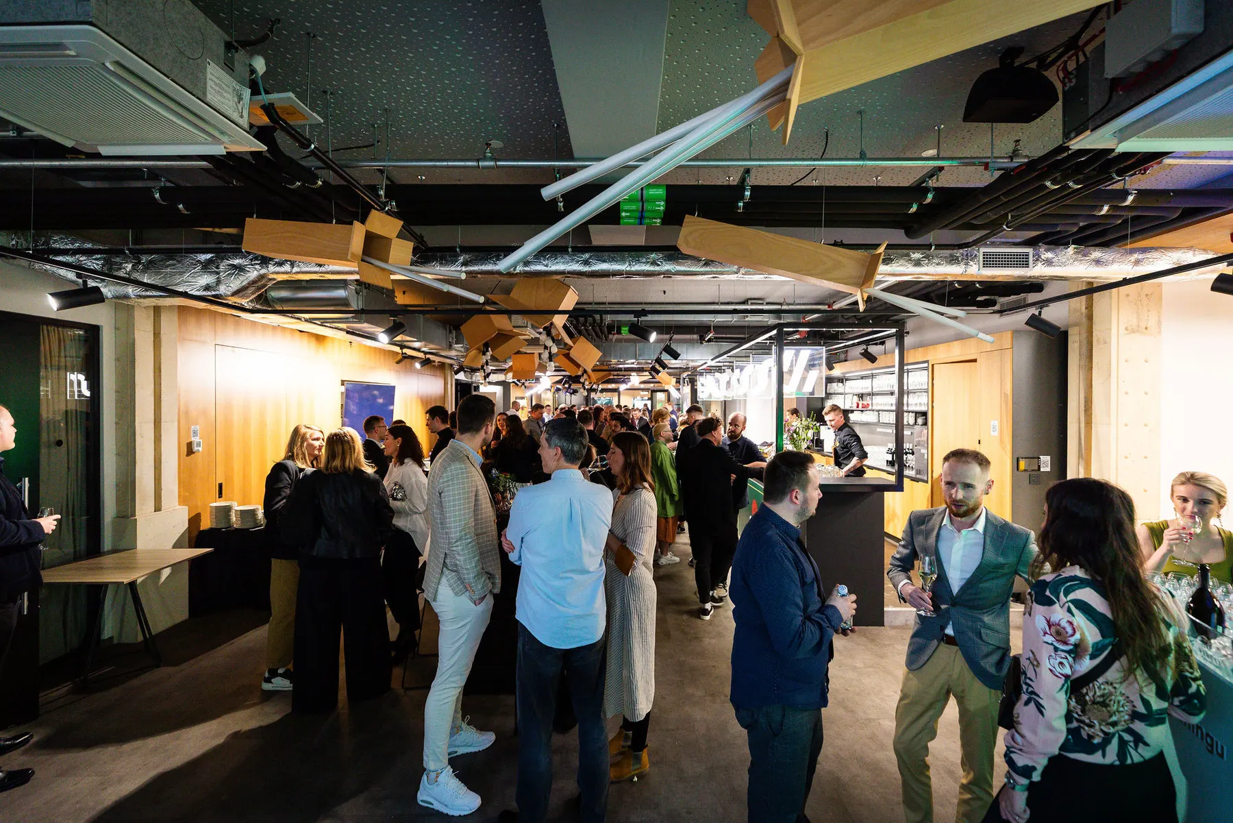 Networking ve foyer eventového patra Zenwork